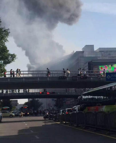 图为距商场越300米处拍摄的火灾现场。