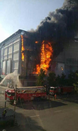 图为起火的商场。