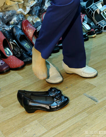 朴槿惠在路边买鞋6