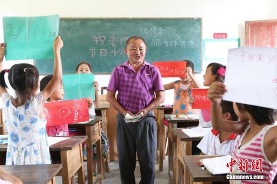 人社部谈教师职称制度改革:让教师更注重师德素养 人社部谈教师职称制度改革:让教师更注重师德素养