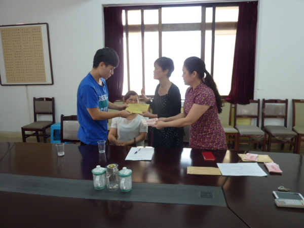 民建遵义市委开展助学活动 民建遵义市委开展助学活动