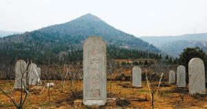 竖立在灞桥区毛西乡杨家疙瘩村“凤凰嘴”的汉文帝霸陵碑  竖立在灞桥区毛西乡杨家疙瘩村“凤凰嘴”的汉文帝霸陵碑