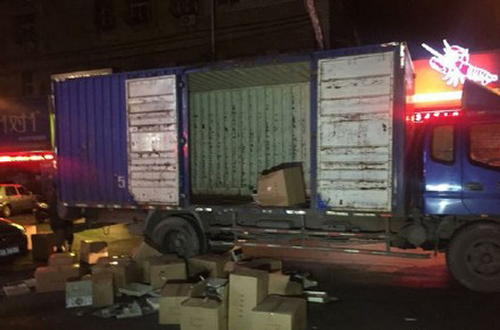 男子与装卸工发生口角双方大打出手