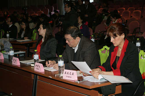 (参加第六届北京双年展筹备启动新闻发布会的驻华外交使团人员  孟祥宁 摄) (参加第六届北京双年展筹备启动新闻发布会的驻华外交使团人员  孟祥宁 摄)