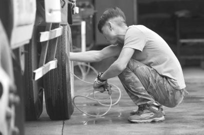 25.5小时完成环成都225公里跑 环卫工成名人(图)2 25.5小时完成环成都225公里跑 环卫工成名人(图)2