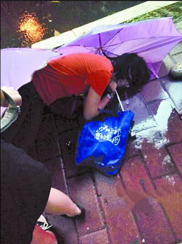 暴雨中伏倒在公交车站旁的女子终告不治