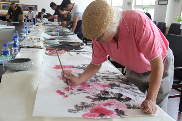 天津市委会慰问天津经济开发区第一中学教师 天津市委会慰问天津经济开发区第一中学教师