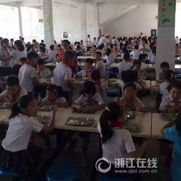 浙江一小学学生午餐只有黄瓜 老师吃带鱼螃蟹(图)2 浙江一小学学生午餐只有黄瓜 老师吃带鱼螃蟹(图)2