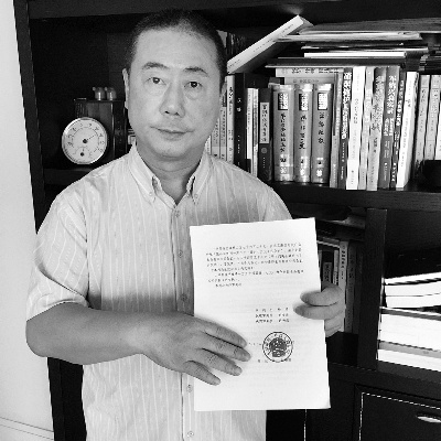 近日,方宏进向法晚记者展示胜诉法律文书 近日,方宏进向法晚记者展示胜诉法律文书