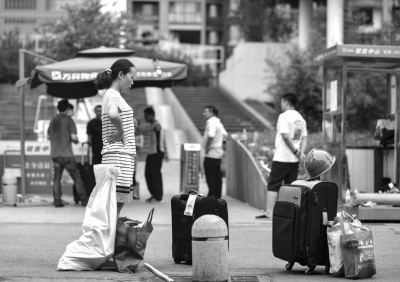 天津港部分牺牲消防员家属领到约230万抚恤金 天津港部分牺牲消防员家属领到约230万抚恤金