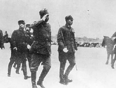 宋哲元在检阅二十九军部队 宋哲元在检阅二十九军部队