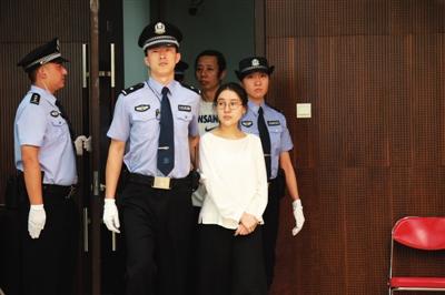 点击图片翻到下一页>> 郭美美一审被判5年 起底郭美美干爹及涉赌炫富性交易真相