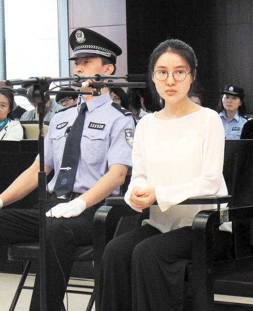 点击图片翻到下一页>> 郭美美一审被判5年 起底郭美美干爹及涉赌炫富性交易真相