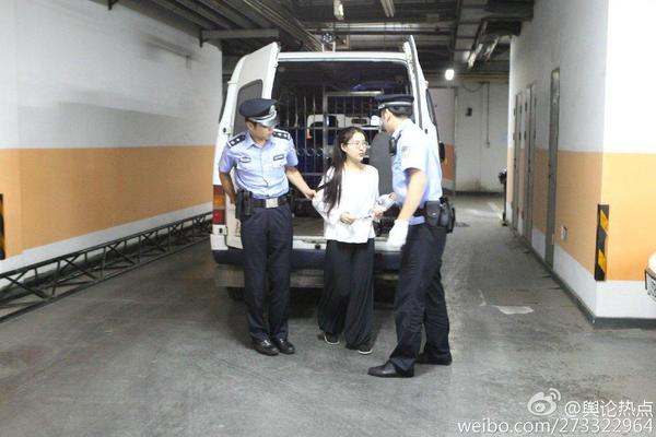 点击图片翻到下一页>> 郭美美一审被判5年 起底郭美美干爹及涉赌炫富性交易真相