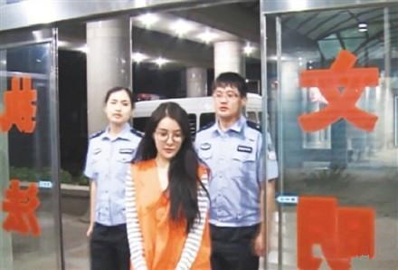 点击图片翻到下一页>> 郭美美一审被判5年 起底郭美美干爹及涉赌炫富性交易真相