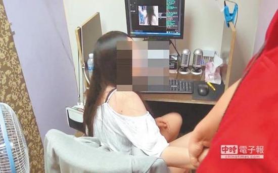 台湾警方抓获一名正在表演的女性  台湾警方抓获一名正在表演的女性