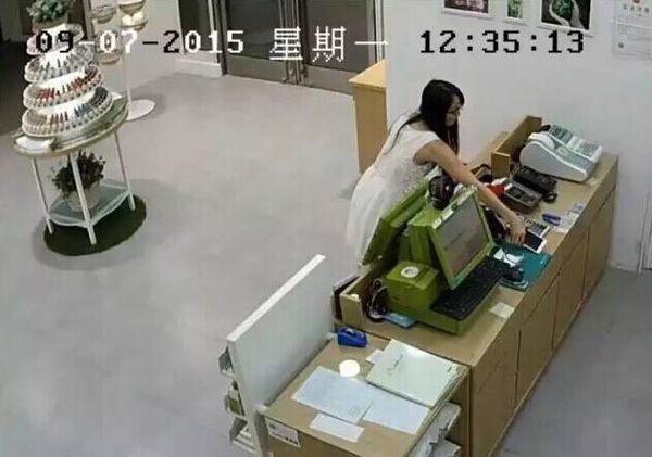 　白衣女子在沪疯狂偷盗。图为作案场景。