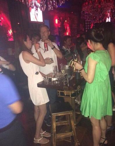 京媒曝佩兰在比赛期间多次出入酒吧 京媒曝佩兰在比赛期间多次出入酒吧