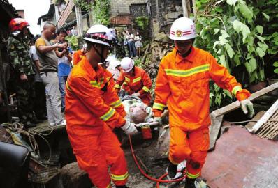 消防人员在现场救援  消防人员在现场救援
