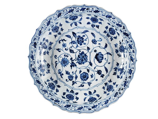 08 青花缠枝花纹菱花口盘 08 青花缠枝花纹菱花口盘