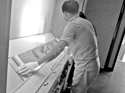 工作人员布展《五牛图》 工作人员布展《五牛图》