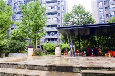 杭州夫妻“大战”广场舞大妈 扔鸡蛋扬言同归于尽1 杭州夫妻“大战”广场舞大妈 扔鸡蛋扬言同归于尽1