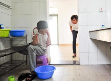 “无臂考生”上大学 花两分钟叠“豆腐块”(图)1 “无臂考生”上大学 花两分钟叠“豆腐块”(图)1