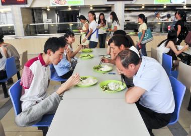 “无臂考生”上大学 花两分钟叠“豆腐块”(图)2 “无臂考生”上大学 花两分钟叠“豆腐块”(图)2