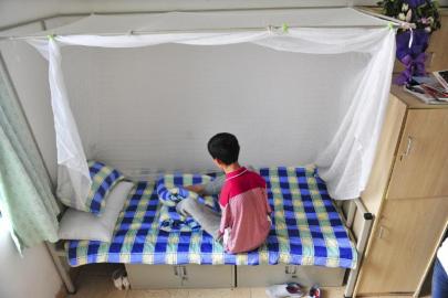 “无臂考生”上大学 花两分钟叠“豆腐块”(图)3 “无臂考生”上大学 花两分钟叠“豆腐块”(图)3