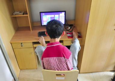 “无臂考生”上大学 花两分钟叠“豆腐块”(图)4 “无臂考生”上大学 花两分钟叠“豆腐块”(图)4