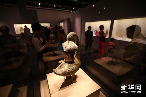 （1）9月11日，观众参观新入藏的彩绘雁鱼青铜釭灯。