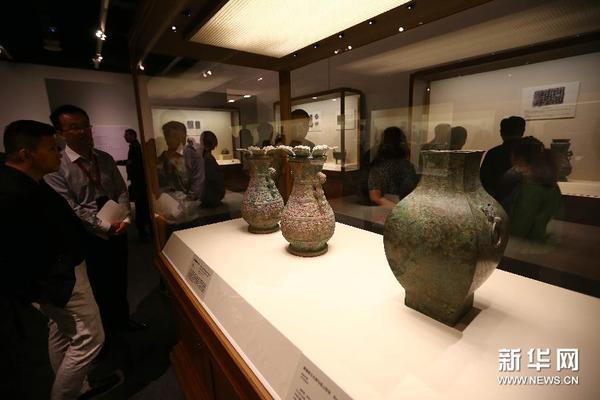 （2）9月11日，观众参观新入藏文物特展。