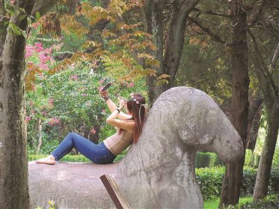 女子骑在600年文物上玩自拍折腾近5分钟(图)2 女子骑在600年文物上玩自拍折腾近5分钟(图)2