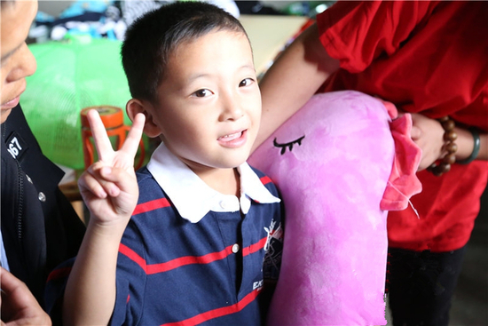 6岁男孩医院陪护癌症晚期父 母亲患严重智障1 6岁男孩医院陪护癌症晚期父 母亲患严重智障1