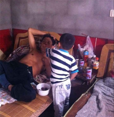 6岁男孩医院陪护癌症晚期父 母亲患严重智障2 6岁男孩医院陪护癌症晚期父 母亲患严重智障2