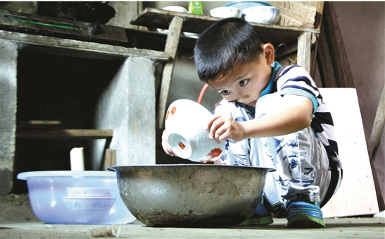 6岁男孩医院陪护癌症晚期父 母亲患严重智障3 6岁男孩医院陪护癌症晚期父 母亲患严重智障3