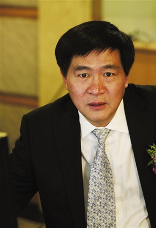 今年53岁的程博明为经济学博士，先后任职于金融时报社、北京证券登记有限公司、长城资信评估有限公司等。2001年加入中信证券，历任研究咨询部总经理、常务副总经理；从2010年开始担任公司总经理。