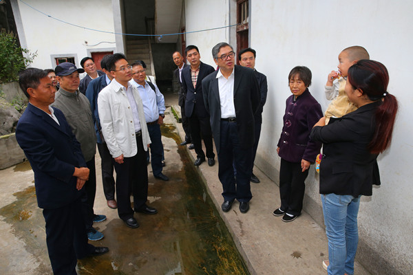 朱永新一行在金沙县考察调研1 朱永新一行在金沙县考察调研1
