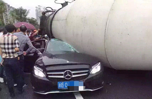 水泥车避让侧翻 水泥车避让侧翻