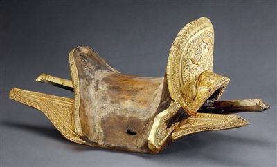 卧鹿缠枝牡丹纹金马鞍 卧鹿缠枝牡丹纹金马鞍