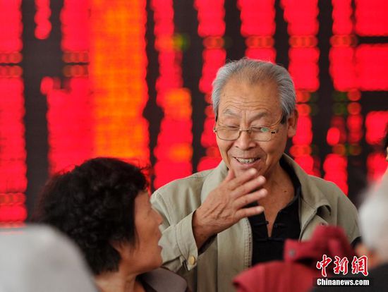 9月16日，沪指低开后短暂上扬后一路震荡下挫，午后开盘，沪指一路震荡后开始上扬，14点左右突然暴力拉升冲上3100点，一度逼近3200点，两市再现千股涨停。截至收盘，沪指报3152.26点，涨147.09点，涨幅4.89%，深成指报9890.43点，涨599.62点，涨幅6.45%。成交量方面，沪市成交2819.9亿元，深市成交2847.9亿元，两市共成交5667.8亿元。