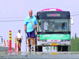 英国务大臣徒步走中国 每天10小时已走1200公里1 英国务大臣徒步走中国 每天10小时已走1200公里1