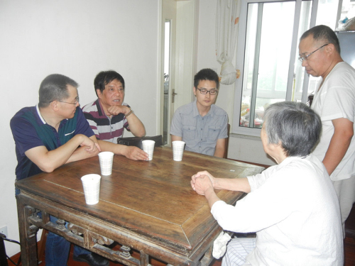 松江民革中秋前慰问抗战老兵 松江民革中秋前慰问抗战老兵