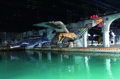 徐冰作品《凤凰》 徐冰作品《凤凰》