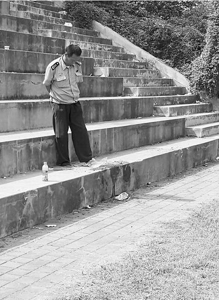 操场南侧的看台处仍有大量血迹，受伤女生的鞋子遗落在操场边。