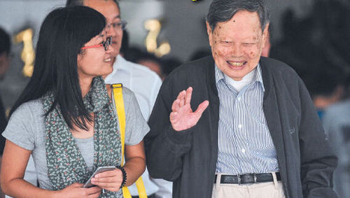 9月18日，杨振宁在合肥参观中国科大近代物理系时接受记者采访。记者卞世鹏 摄