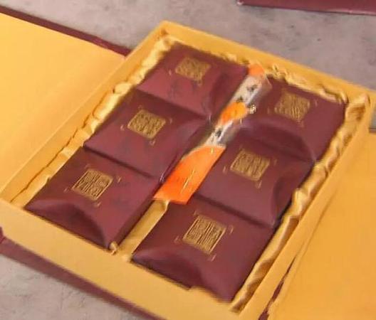 古董月饼10年未坏 专家:防腐剂放太多(图) 古董月饼10年未坏 专家:防腐剂放太多(图)