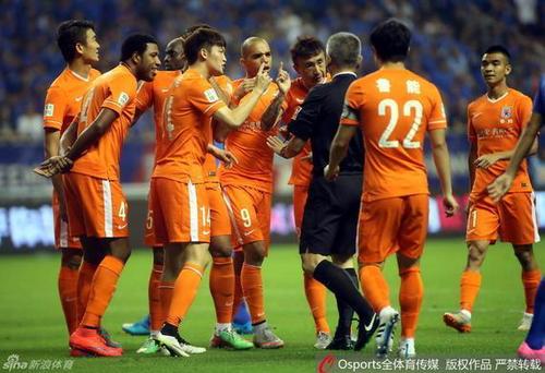 中超赛场争议判罚频发 中超赛场争议判罚频发