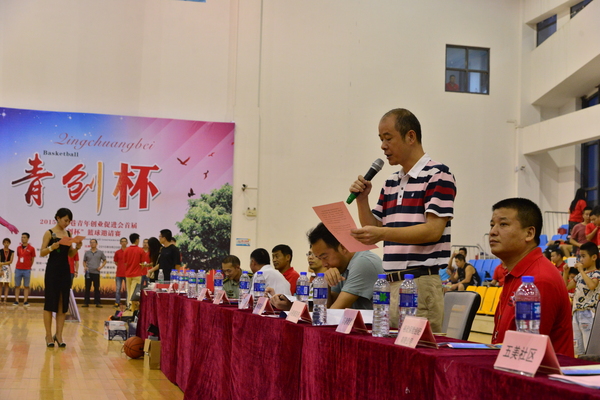 “美丽厦门·典范翔安”，马巷镇党委副书记、镇长钟庆源在开幕式致辞中表示，希望全体运动员以饱满的热情和昂扬的斗志，赛出风格、赛出水平，同时充分享受运动带来的快乐，努力争取竞赛成绩和精神文明双丰收。