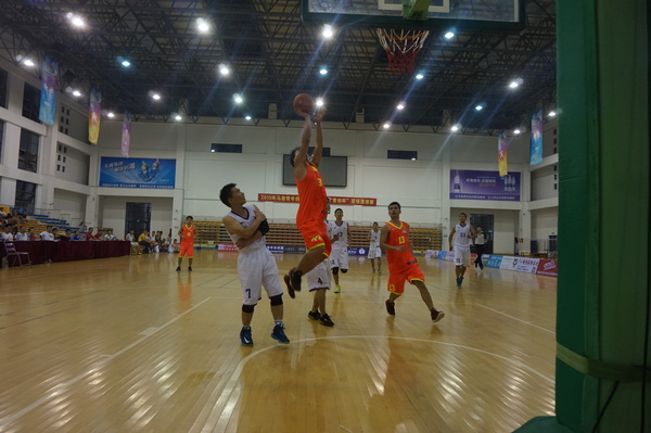 “青创杯”篮球邀请赛第三场，边防机动大队队（白色球衣）对翔发集团队（橘红色球衣）。边防机动大队主力负伤，最后以52：63输给翔发集团队。